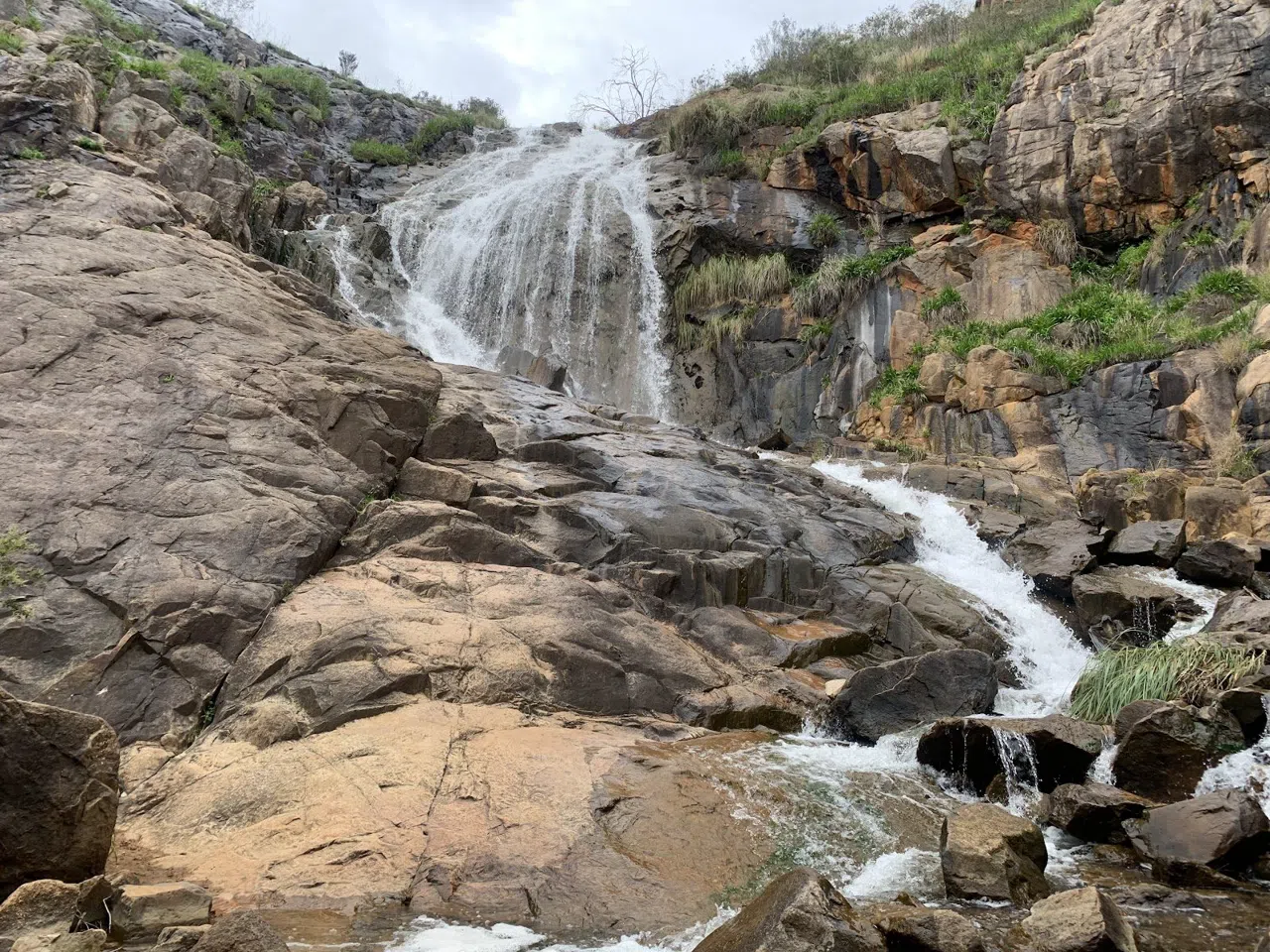 Wanderung zu den Wasserfällen der Perth Hills nach Winterregen